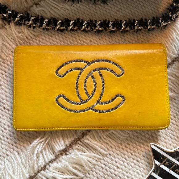 CHANEL Handbags - 💯% Authentic CHANEL Large Wallet w Chain CC Logo..